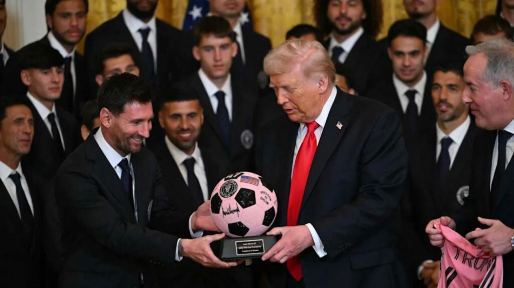Lionel Messi le entregó a Donald Trump una pelota de fútbol conmemorativa de la visita.